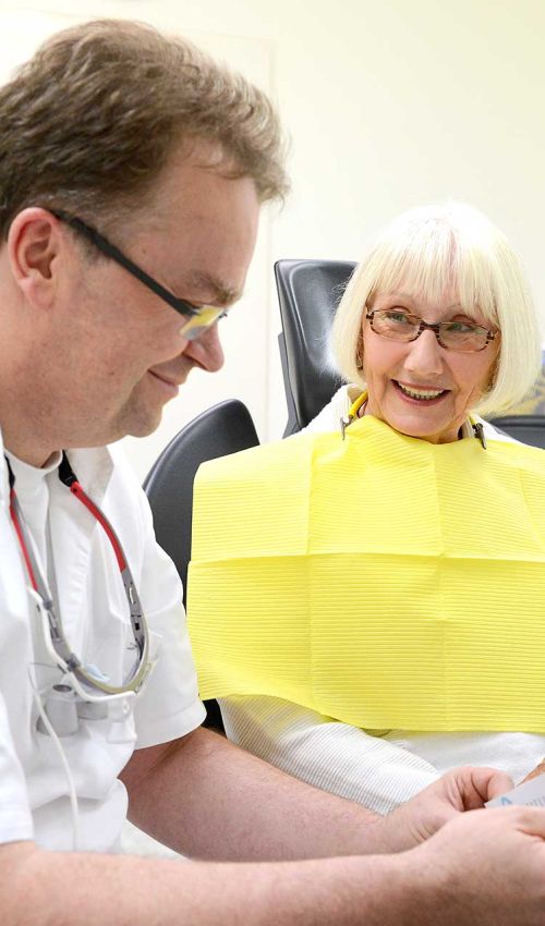 Zahnarzt Baltzer mit Patientin